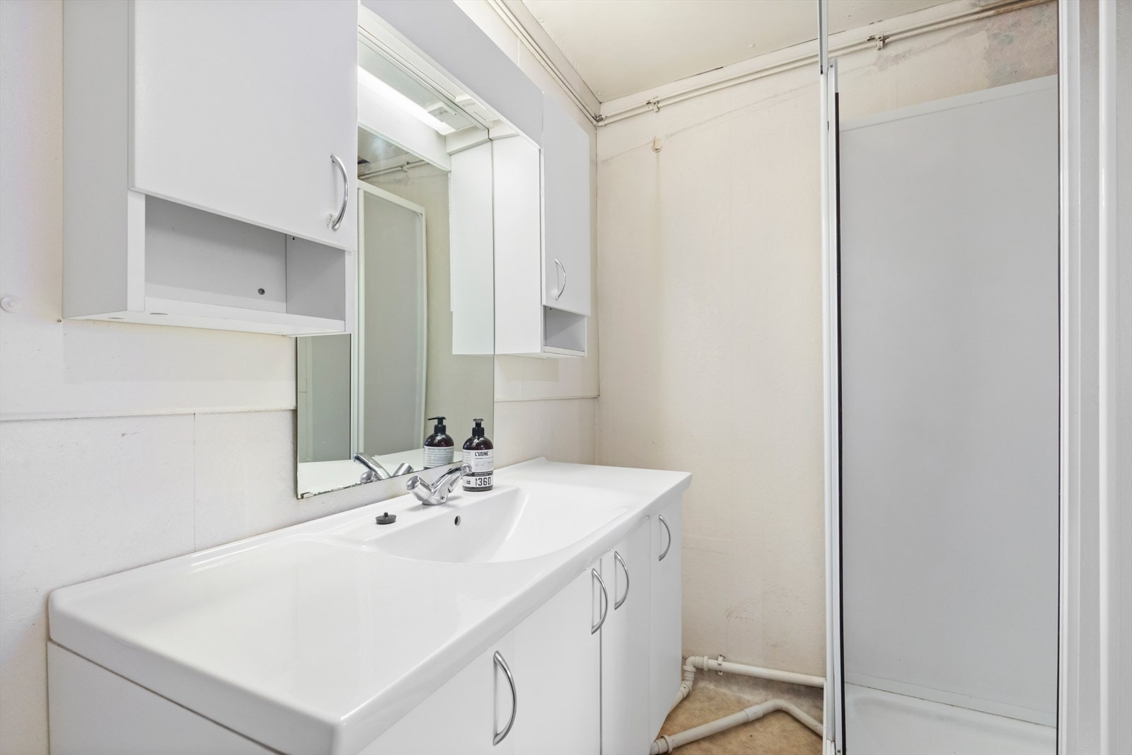 Nyere baderomsinnredning, men rommet står innfor modernisering Galleribilde