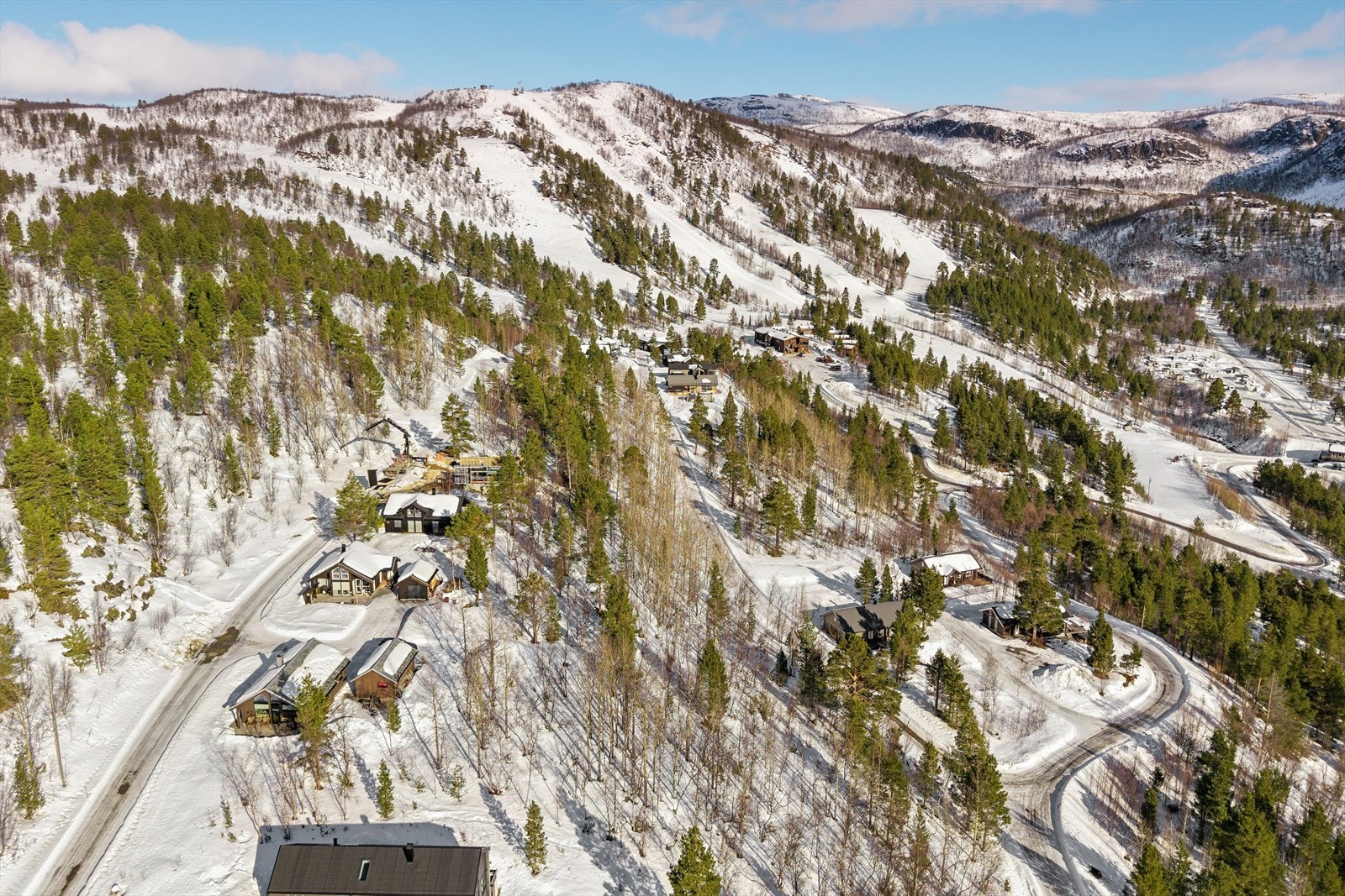 Terrenget rundt byr på gode muligheter for friluftsliv, som fotturer, toppturer, jakt og fiske. Galleribilde