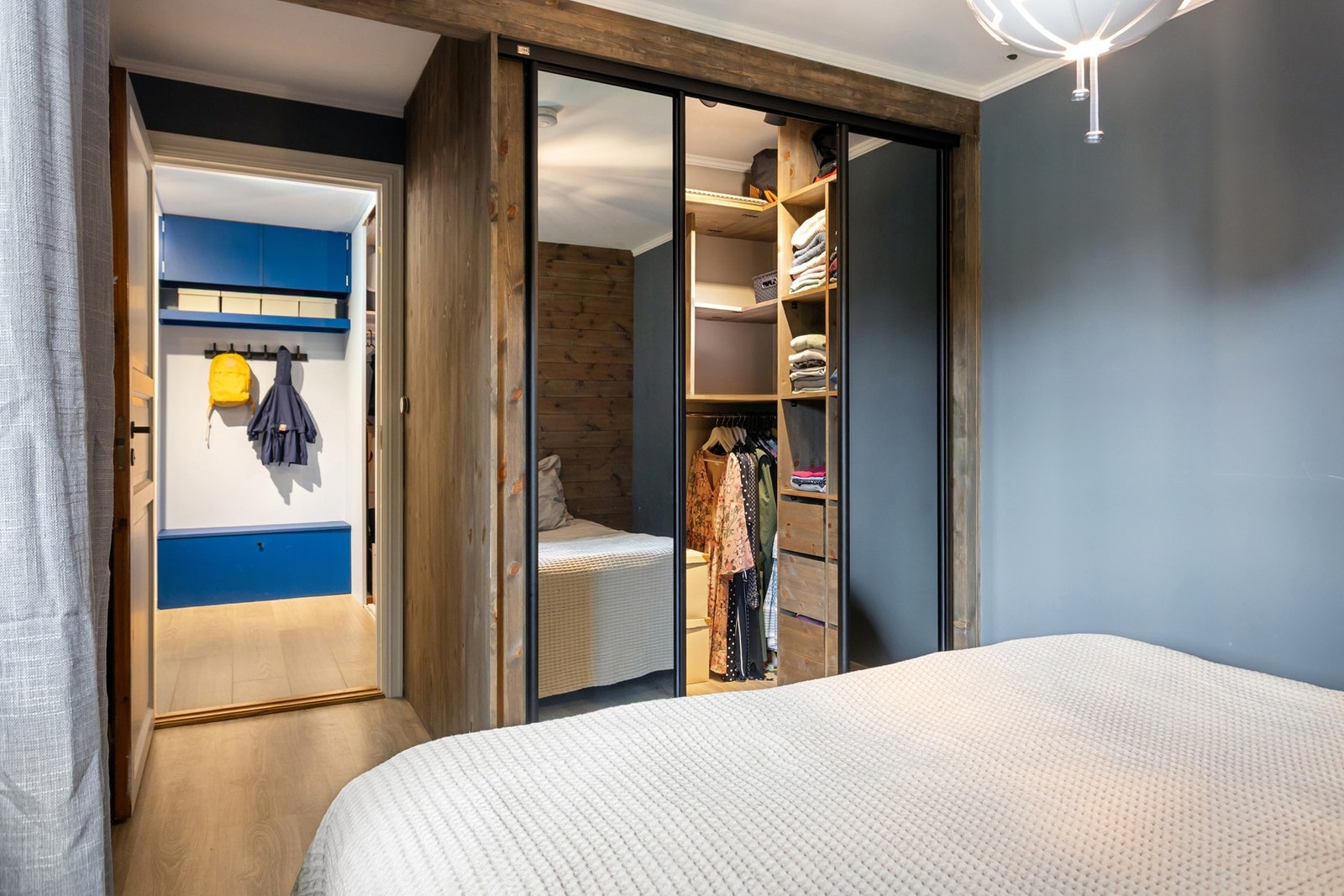 Hovedsoverommet er av god størrelse og har inngang til egen walk-in/garderobe Galleribilde
