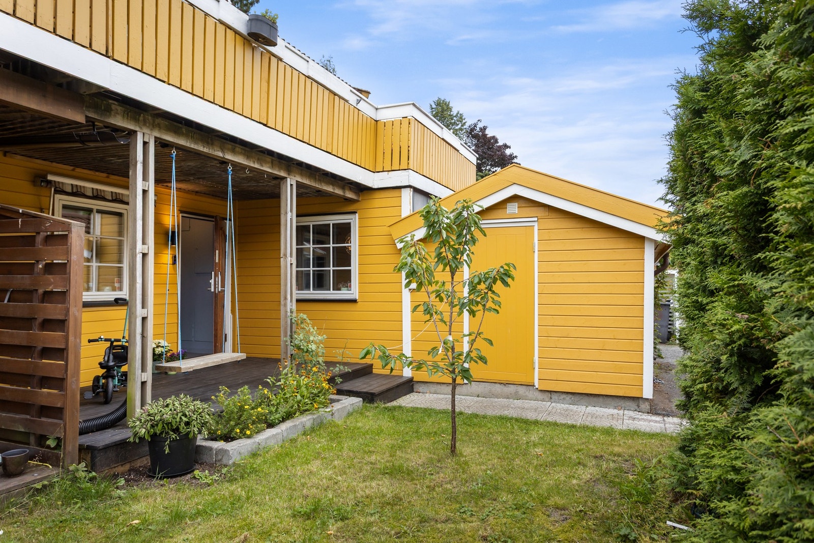 I forbindelse med hage på fremsiden har du en praktisk utebod. Galleribilde
