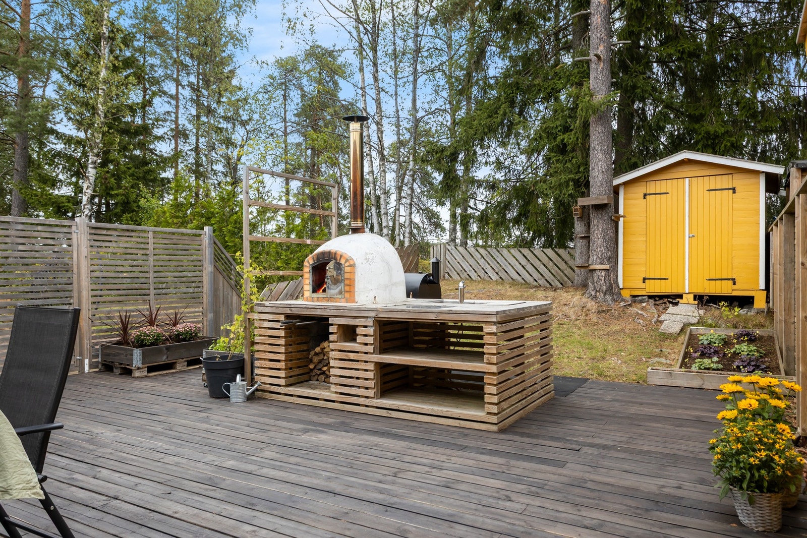 Selger har bygget utendørs kjøkkenøy med pizzaovn. Galleribilde