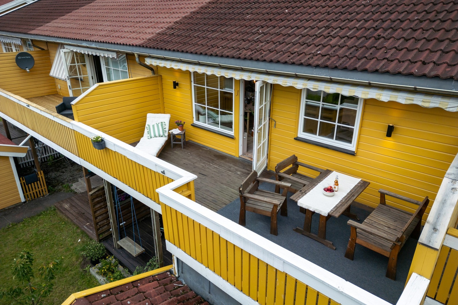 På begge sider av boligen har du hage og adkomst til solrik terrasse. Galleribilde