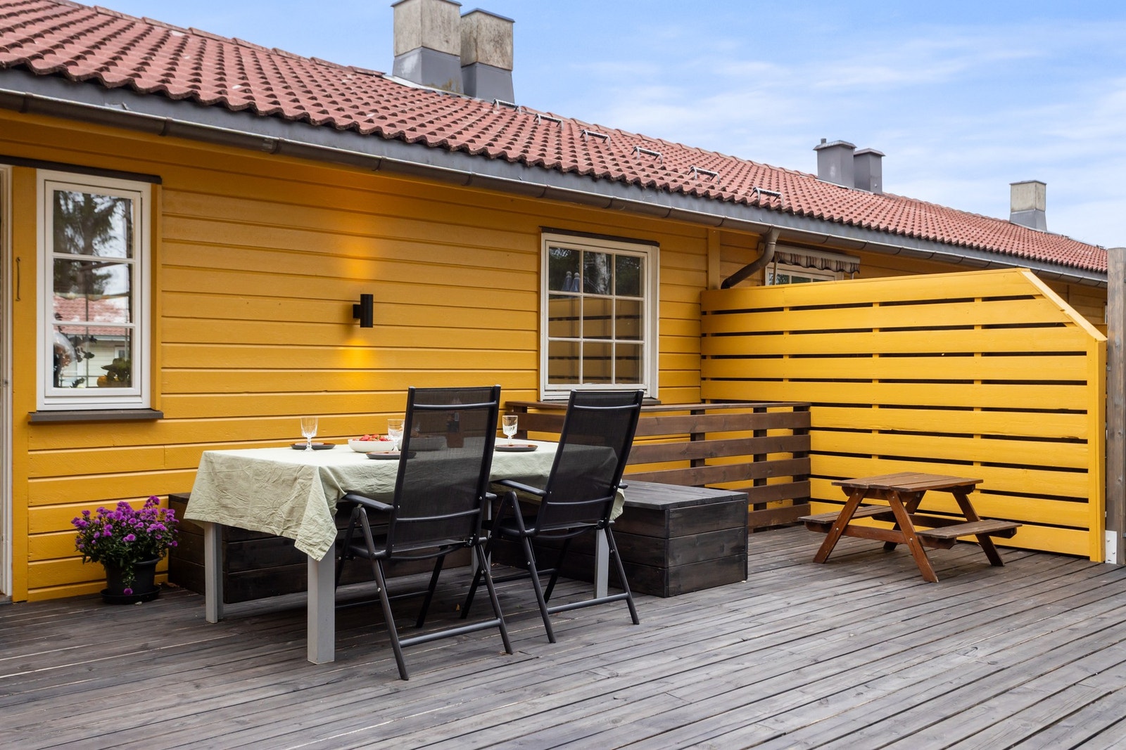 Adkomst til terrasse fra kjøkken i 2.etg, Terrassen er på ca 51m². Galleribilde