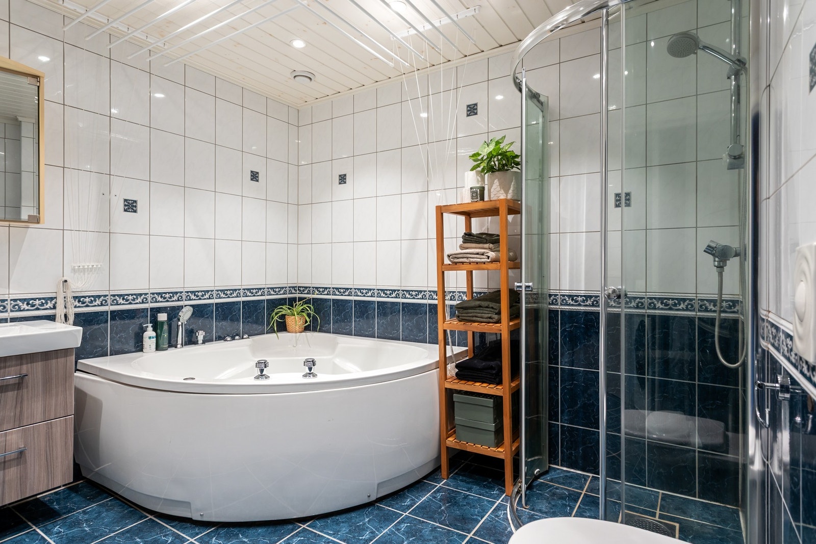 Her har du et romslig bad med både dusj, badekar og god plass til vask/tørk Galleribilde