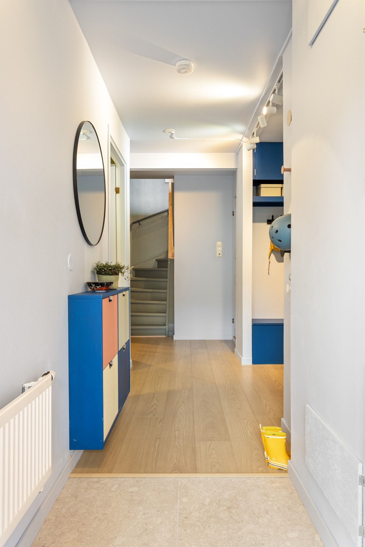 Det er gulvvarme under laminat i gangen. Galleribilde