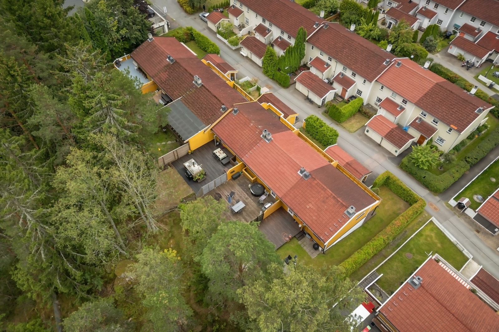 God intern beliggenhet med hage ut mot skogsområde. Galleribilde