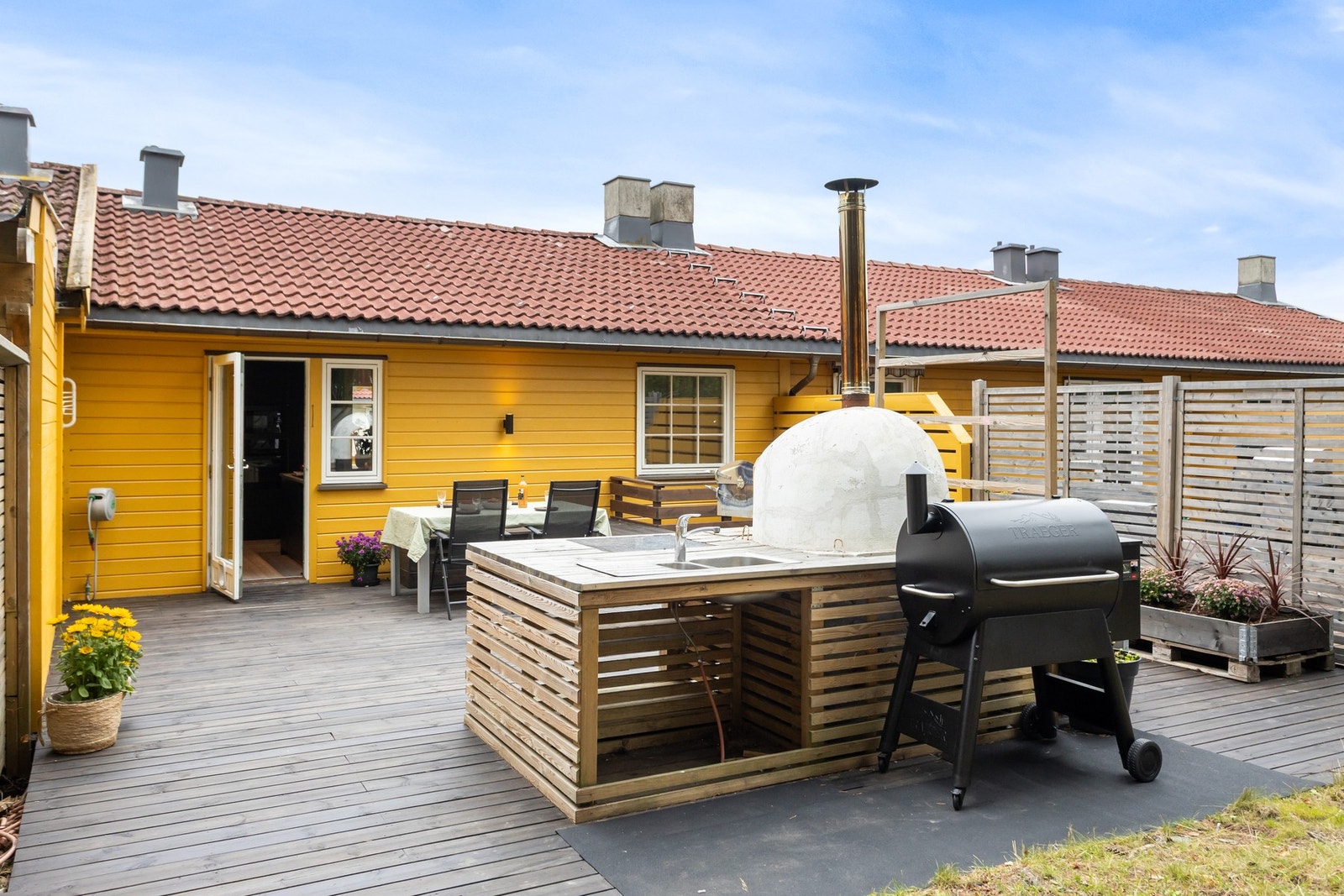 Her er det god plass til å invitere venner og familie til hyggelige selskap! Galleribilde