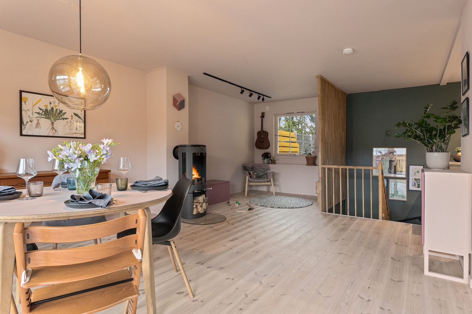Stuen har store vindusflater, som gir godt med innslipp av naturlig lys fra begge sider. Galleribilde