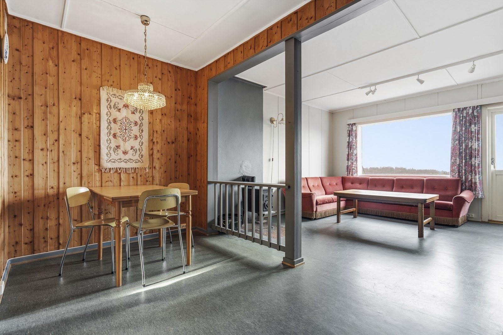 Her kan du enkelt plassere en romslig spisegruppe og skape en hyggelig spiseplass. Galleribilde