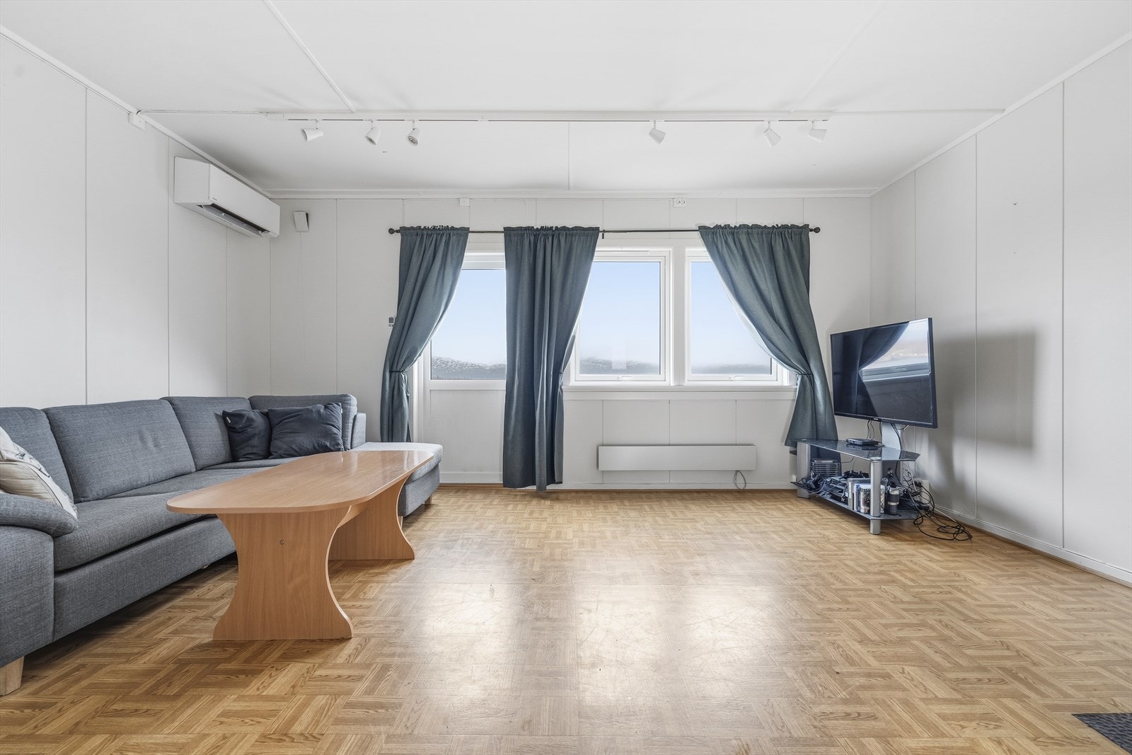 Stuen i seksjon 1 har store vindusflater som slipper inn godt med naturlig lys og gir rommet en lys og luftig følelse. Galleribilde