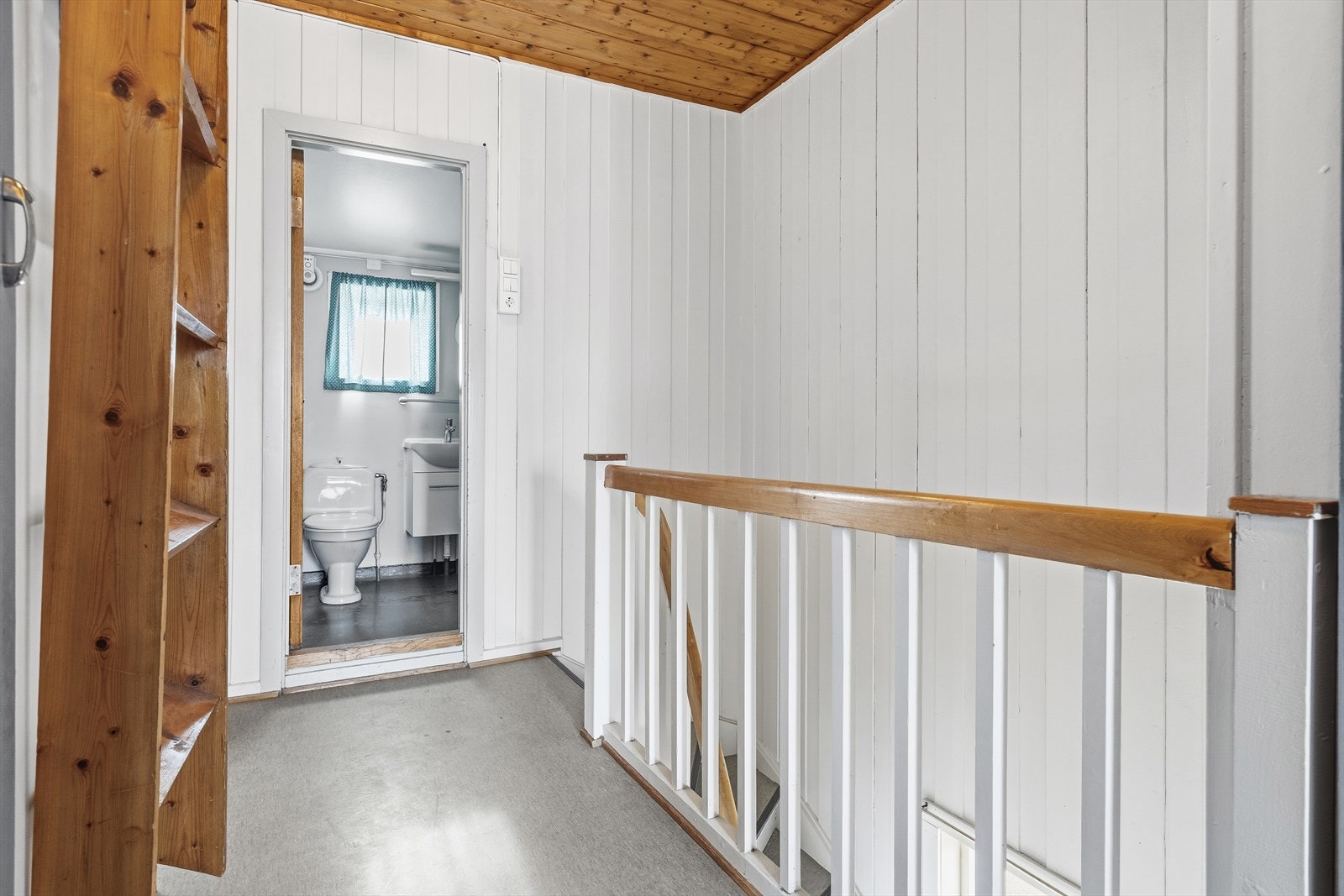 Trappen leder deg til andre etasje, hvor du finner et praktisk bad og tre gode soverom. Galleribilde