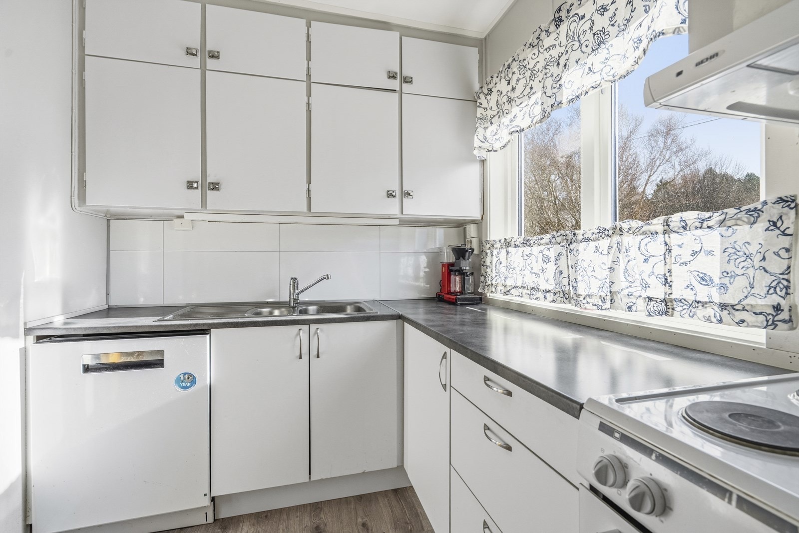 Her er det lagt til rette for frittstående komfyr, oppvaskmaskin og kjøleskap, slik at kjøkkenet blir både funksjonelt og brukervennlig. Galleribilde
