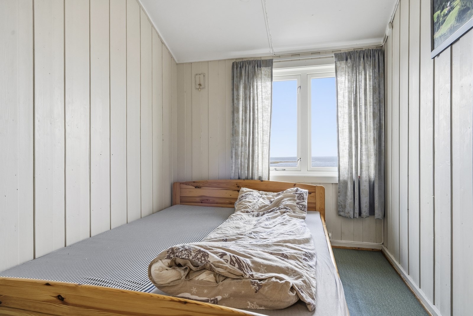 Det første sovoermmet har god plass til seng og tilhørende møbler. Galleribilde