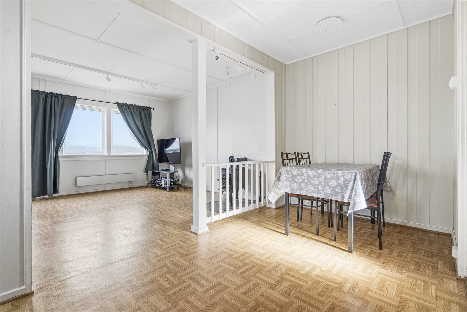 Den praktiske plasseringen av spisegruppen nær kjøkkenet gir en funksjonell og brukervennlig romløsning. Galleribilde