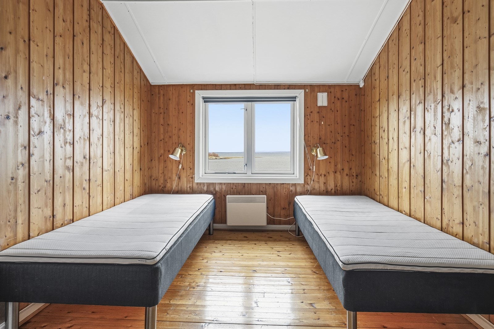 Det første soverommet har god plass til seng og tilhørende møbler. Galleribilde