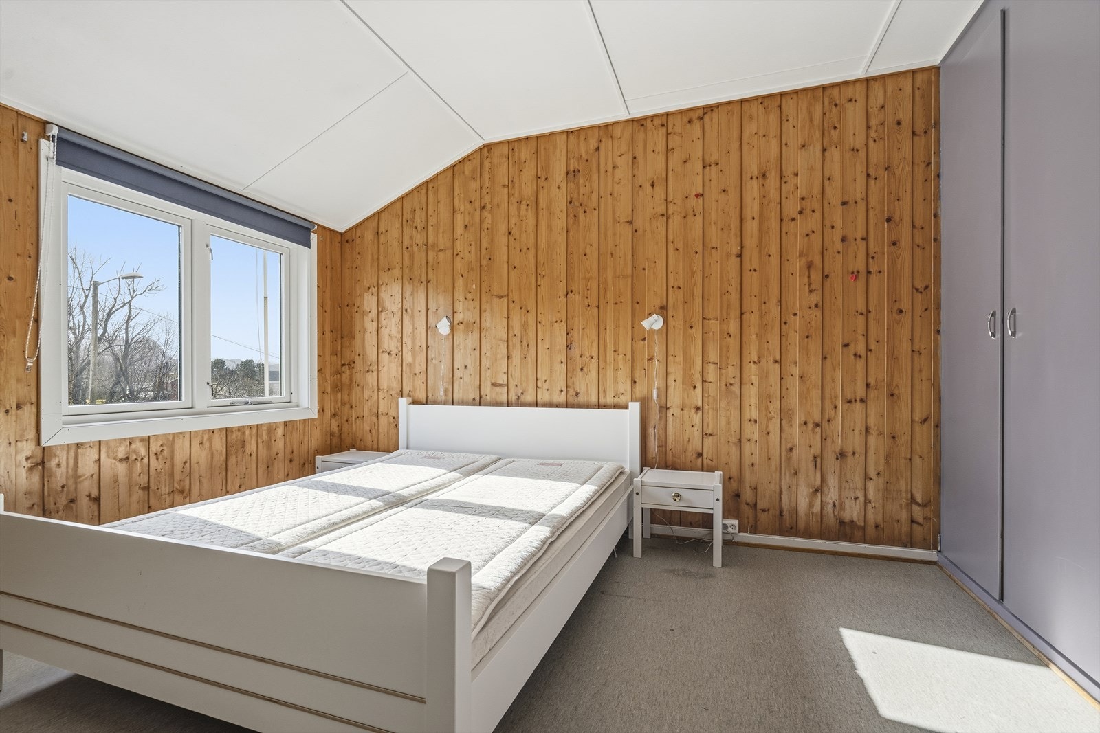 Det andre soverommet har plass seng og en plassbygd garderobeløsning som utnytter plassen optimalt. Galleribilde