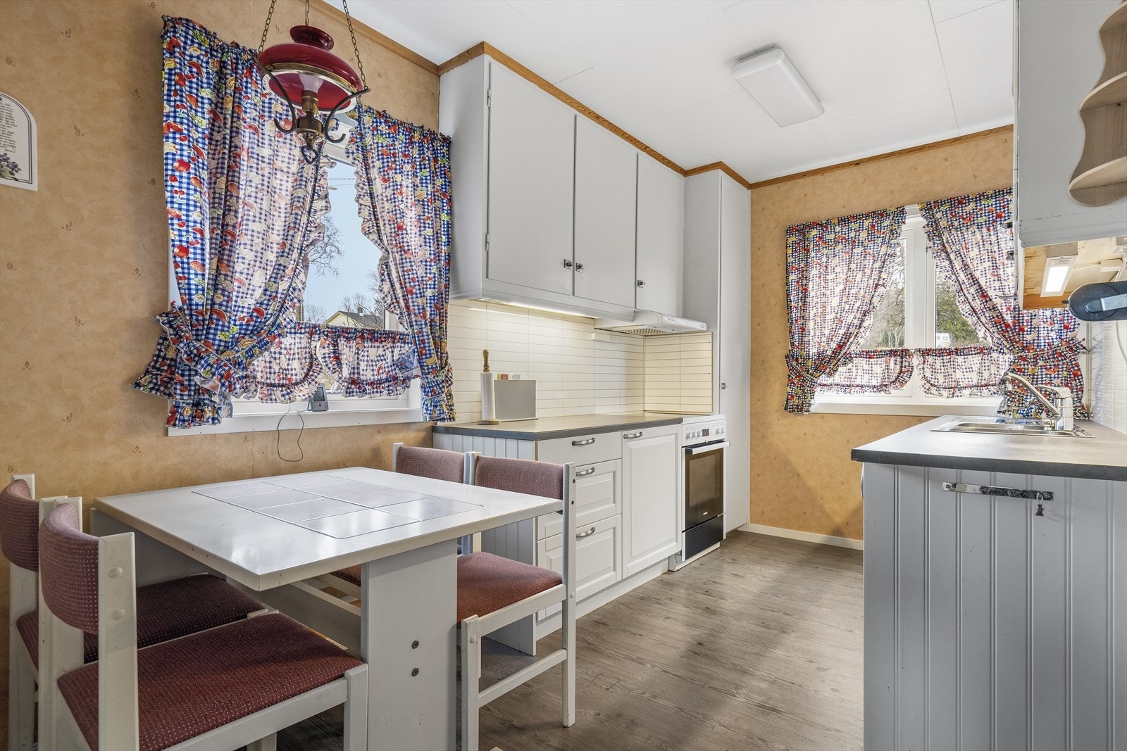 Kjøkkenet har innredning med profilerte og slette fronter, samt benkeplate i laminat. Det er oppvaskmaskin og komfyr. Underskapene ble skiftet i 2014, mens overskapene er fra opprinnelig byggeår. Galleribilde
