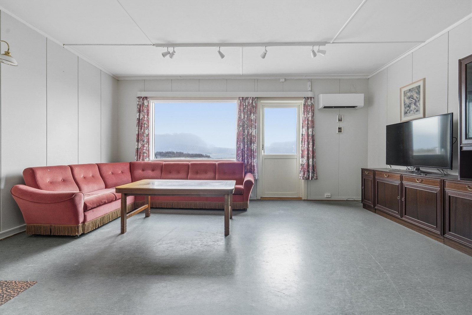 Stuen i midtseksjonen byr på rikelig plass til en romslig sofagruppe og øvrige møbler. Galleribilde