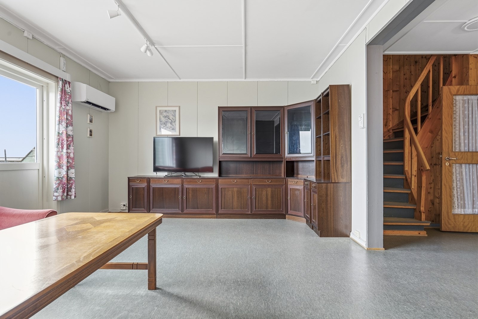 Trappen leder opp til en praktisk loftsetasje med tre soverom og et bad. Galleribilde