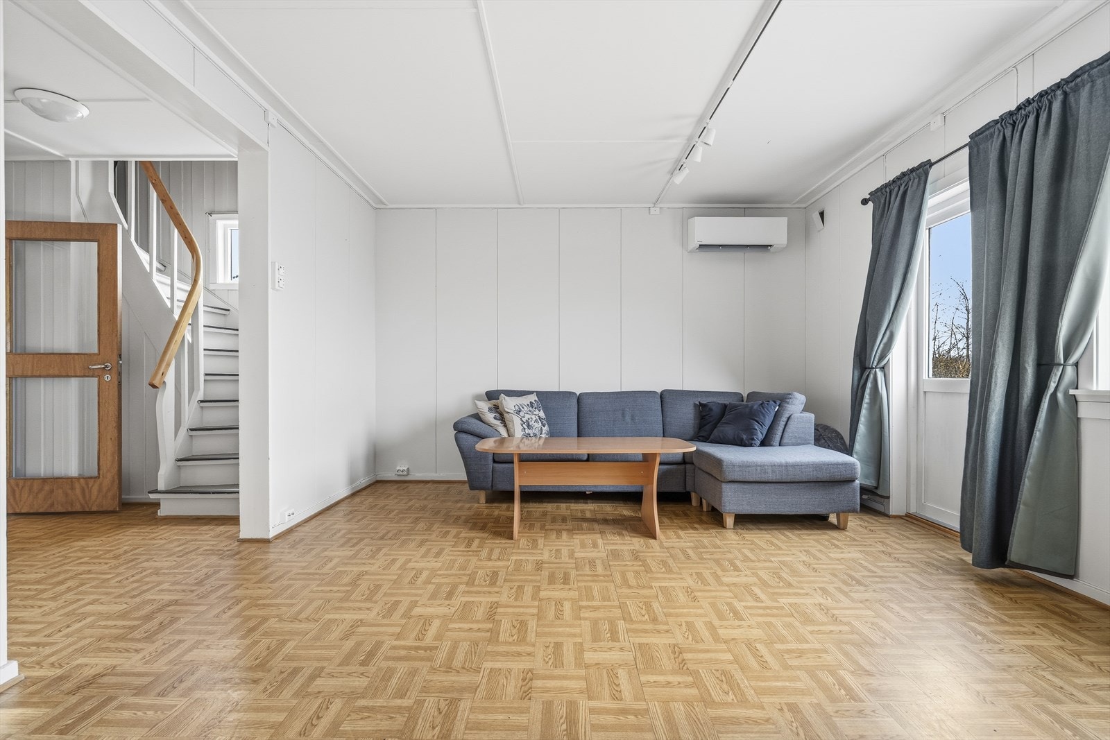 Rommet har god plass til både sofagruppe og spisegruppe. Galleribilde
