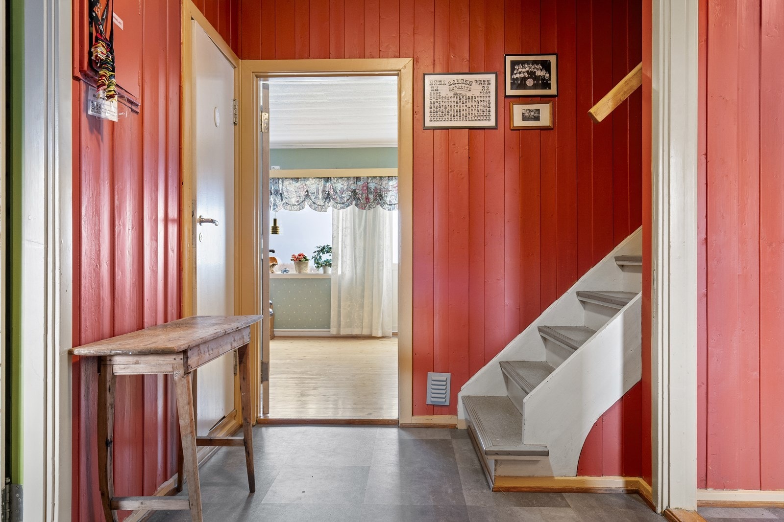 Fra entreen i øst har du både direkte tilgang til stuen og praktisk trappeadkomst til andre etasje. Galleribilde