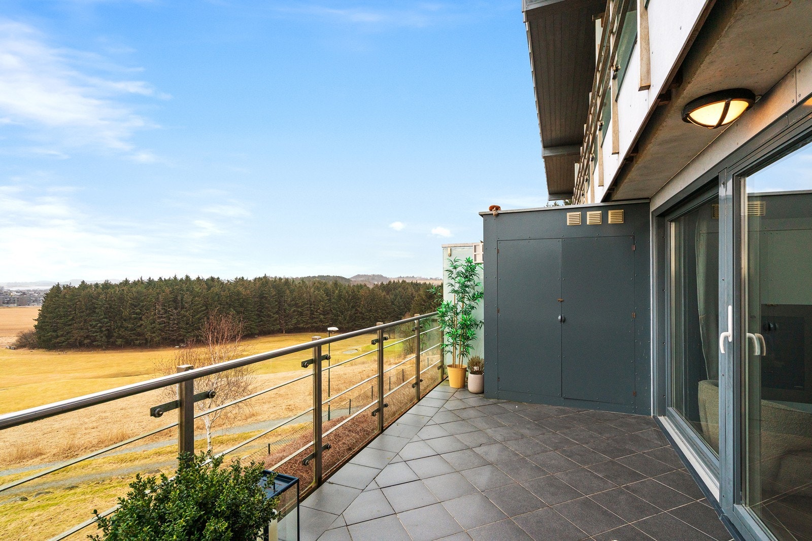 Fra stuen er det utgang til en romslig, vestvendt balkong som byr på en fantastisk utsikt. Galleribilde