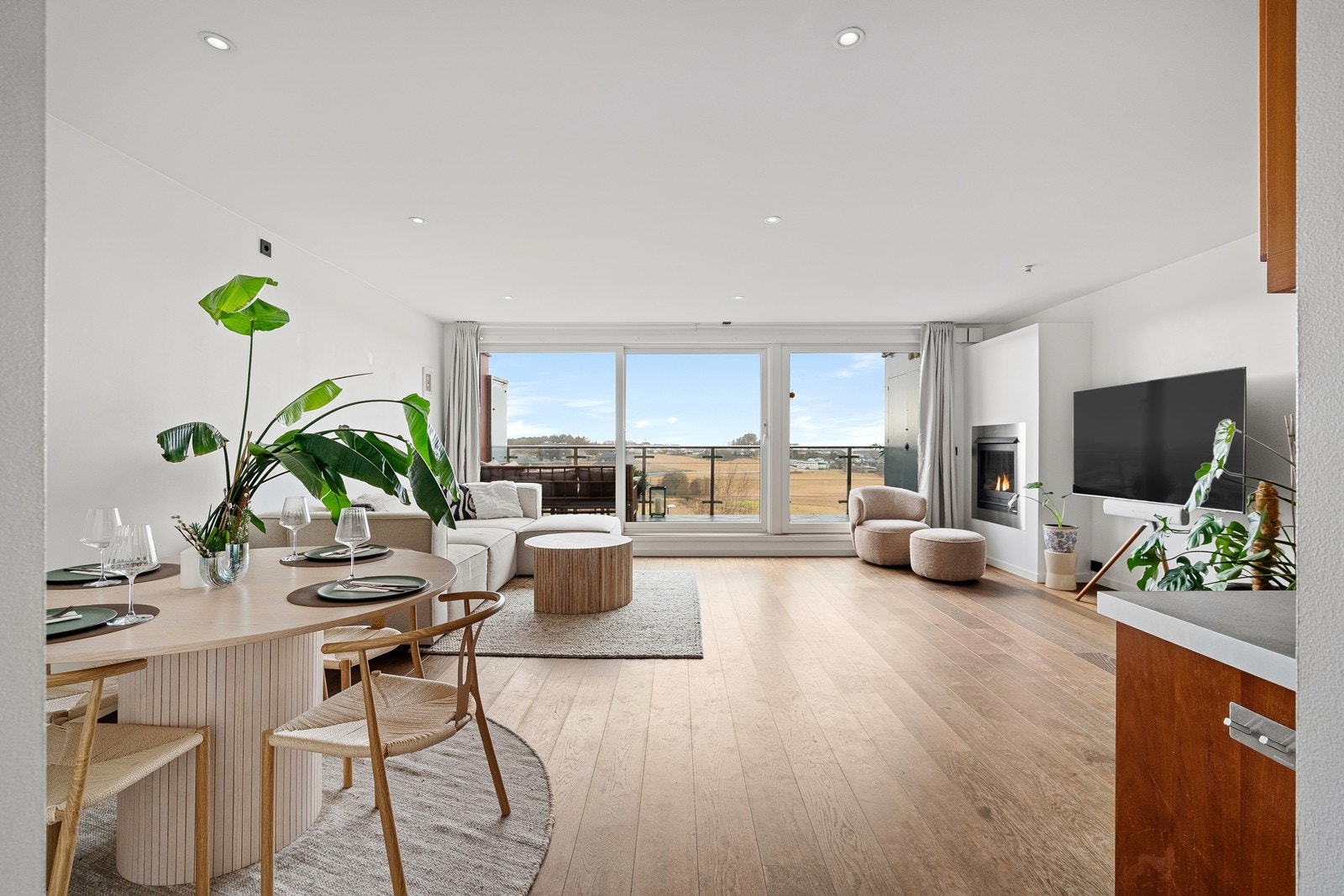 Åpen stue- og kjøkkenløsning med lys og moderne atmosfære, store vindusflater og god romfølelse. Fleksibel møblering og en sosial, innbydende sone for både hverdag og gjester. Galleribilde