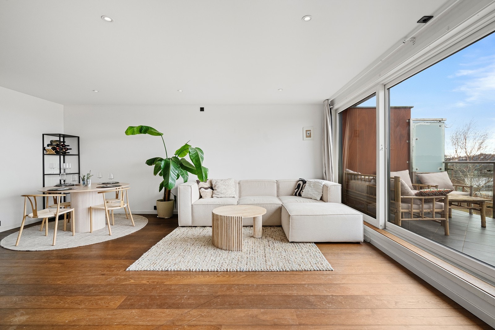 Stuen er både åpen og romslig med naturlig plass til stor sofa og tv, og god plass til flere sittesoner. Galleribilde