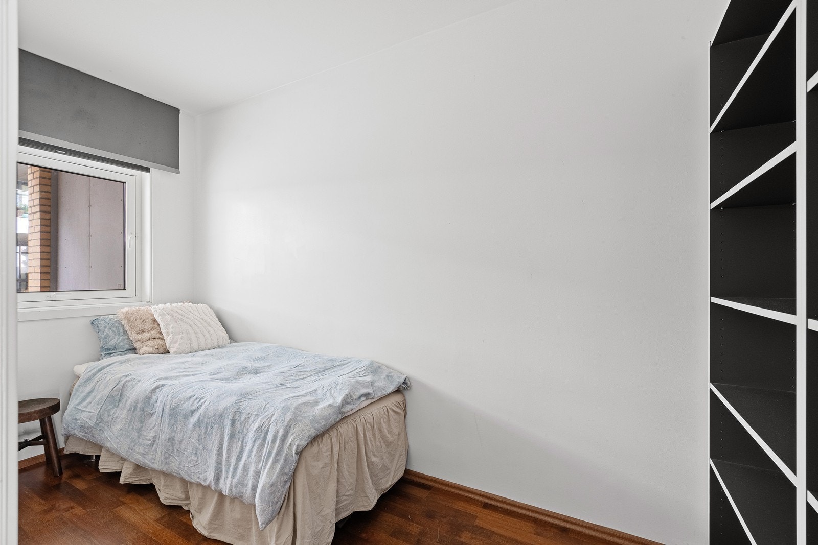 I tillegg finnes det ett ekstra soverom som også egner seg godt som kontor, gjesterom eller barnerom. Galleribilde