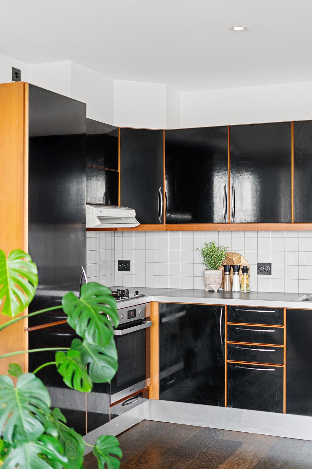 Et praktisk og funksjonelt kjøkken med løsninger som gjør matlagingen effektiv og oversiktlig. Galleribilde