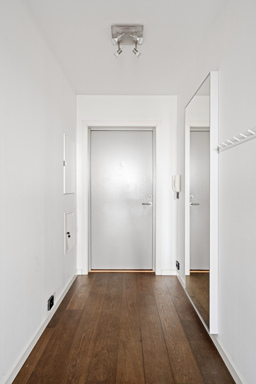 Velkommen inn - eller på vei ut igjen. Entréen gir et godt førsteinntrykk av boligen, med plass til nødvendig oppbevaring og en naturlig overgang videre inn i leiligheten. Galleribilde