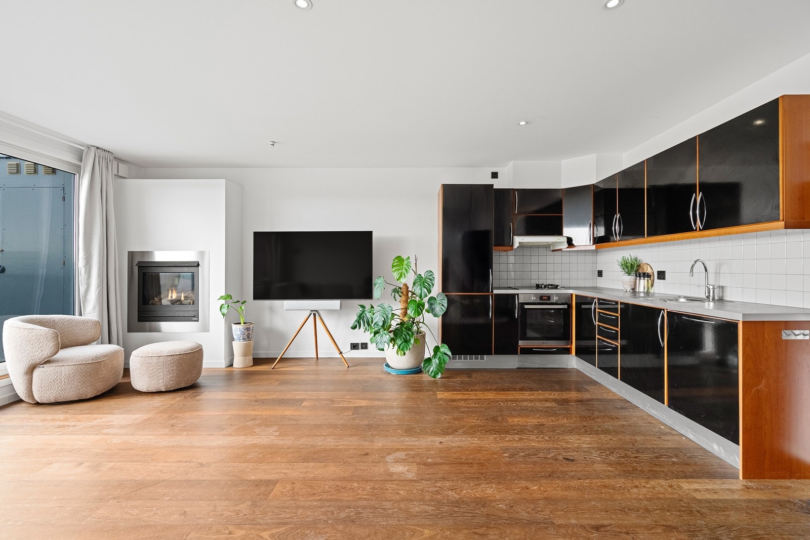 Flott kjøkkeninnredning med integrert koketopp, stekeovn, oppvaskmaskin, og kjøleskap. Galleribilde