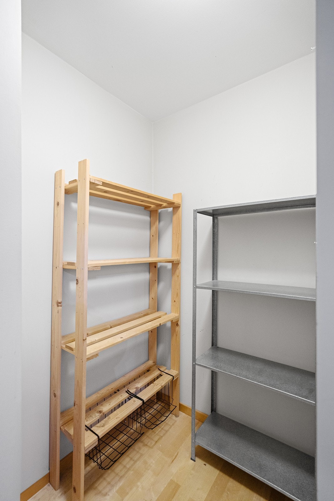 En praktisk innvendig bod gir ekstra oppbevaringsplass, perfekt til alt fra klær og utstyr til ting du ikke bruker hver dag. Galleribilde