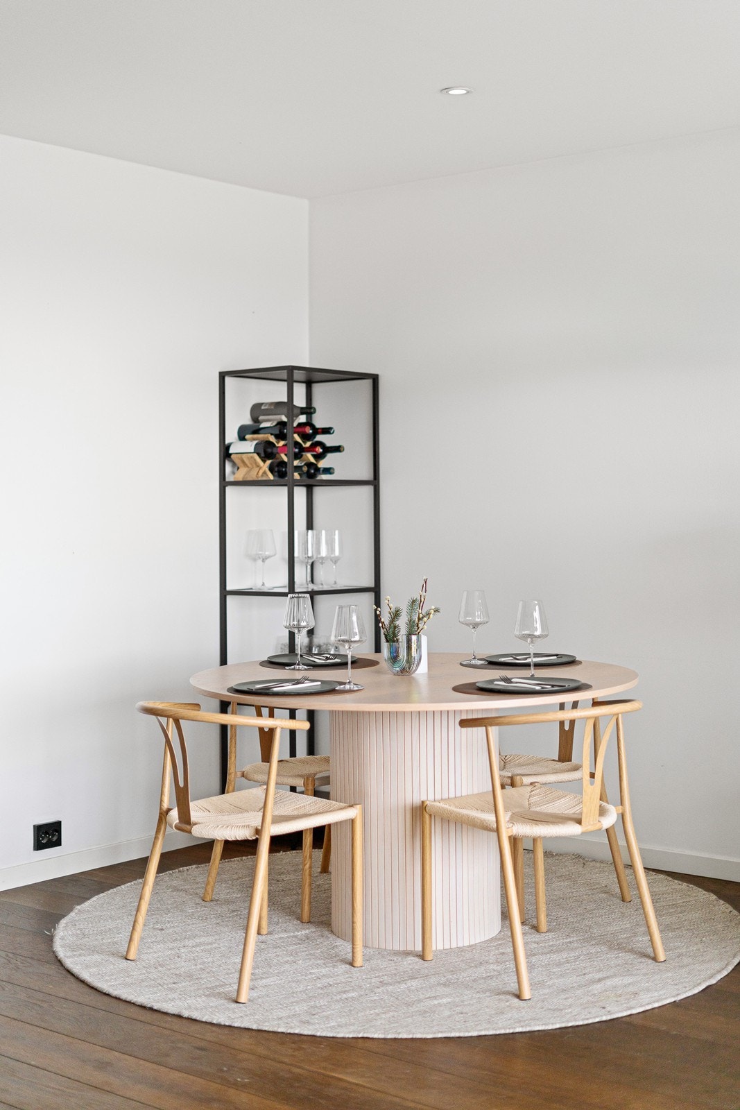 Enten du ønsker en hyggelig spiseplass eller et praktisk arbeidsbord, er det god plass her. Innredningen kan enkelt brukes til å skape et naturlig og elegant skille mellom kjøkkenet og stuen. Galleribilde