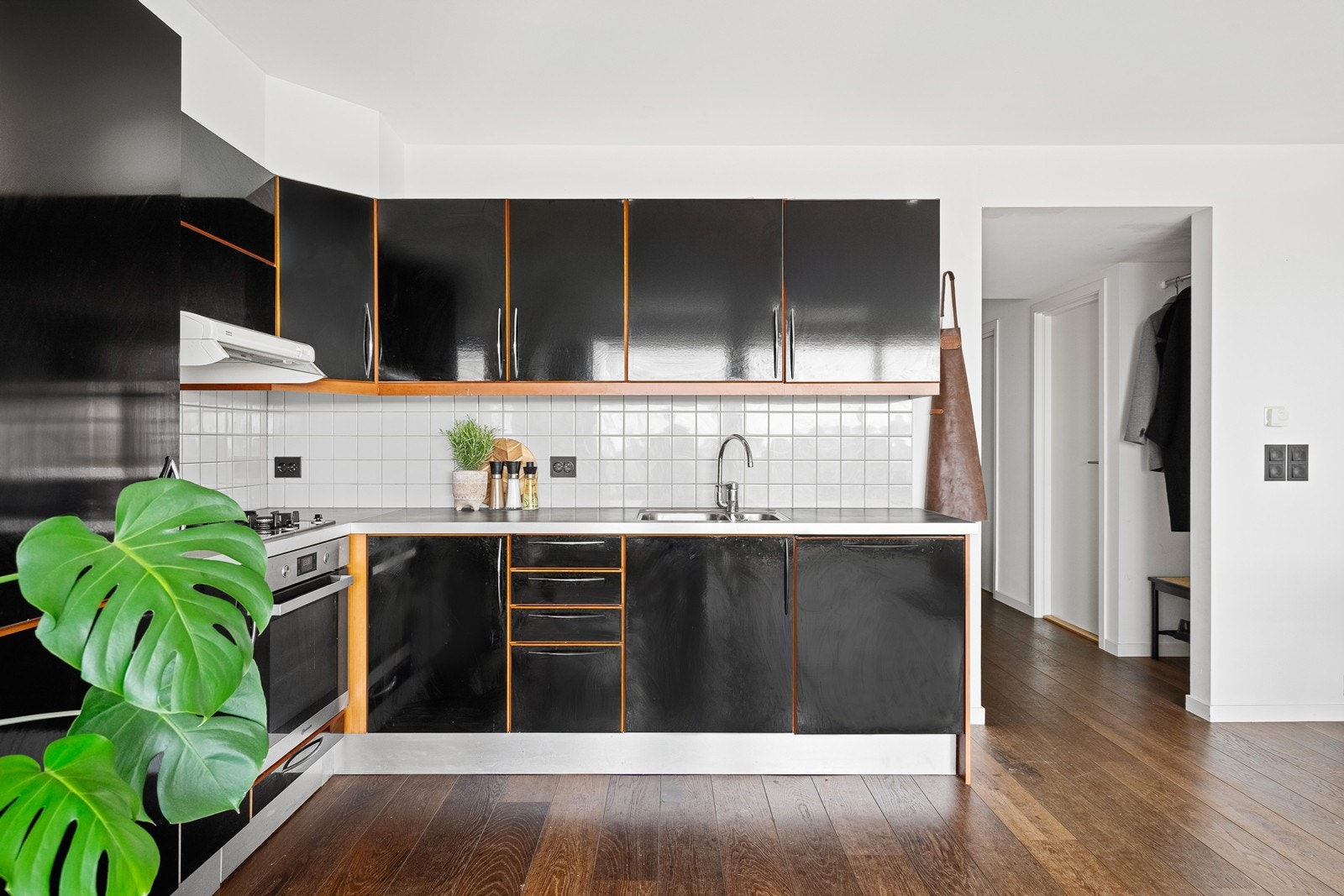 Kjøkkenet byr på svært god benkeplass og rikelig med skuffer og skap, slik at du enkelt får organisert alt du måtte trenge i hverdagen. Galleribilde