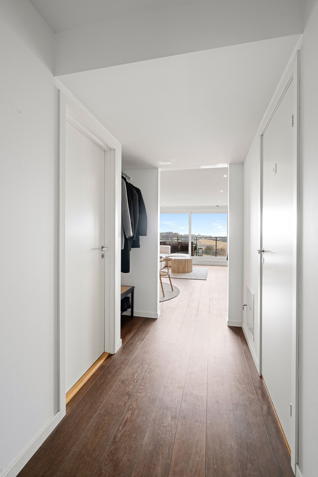 Entré med garderobe, god plass til å sette fra seg yttertøy og sko. Galleribilde