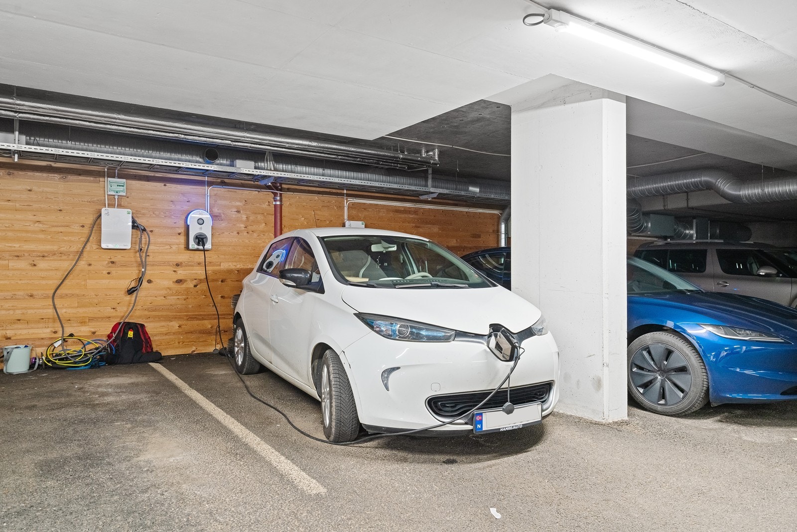 Fast parkeringsplass i lukket anlegg med elbillader. Galleribilde