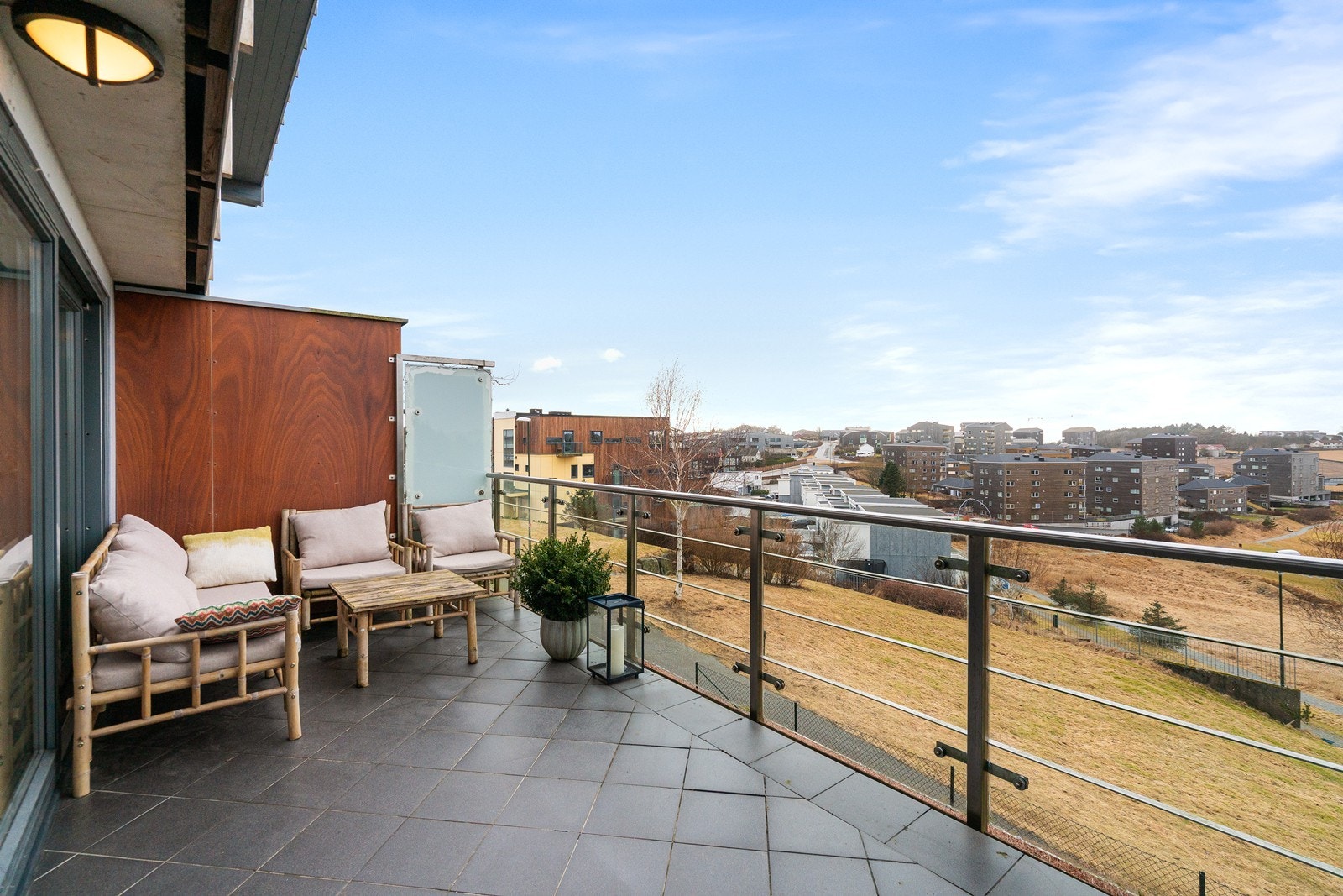 Med gjennomtenkt utemøblering skapes soner for både avslapning og sosiale stunder - fra en lun lounge til en innbydende samlingsplass. De gode solforholdene gjør dette til en privat oase, perfekt for å nyte utelivet. Galleribilde