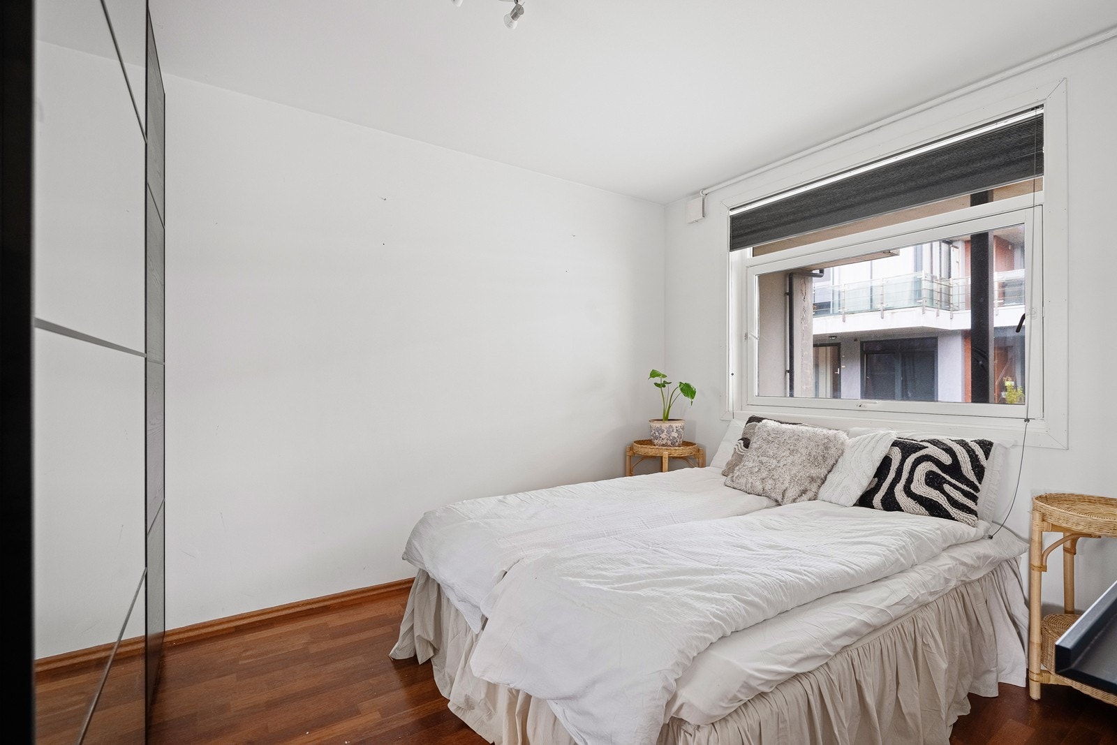 Leilighetens mest private og fredelige rom byr på en behagelig atmosfære. Soverommet oppleves lyst og luftig, med god plass til ønsket møblering og soveromsinnredning. Galleribilde