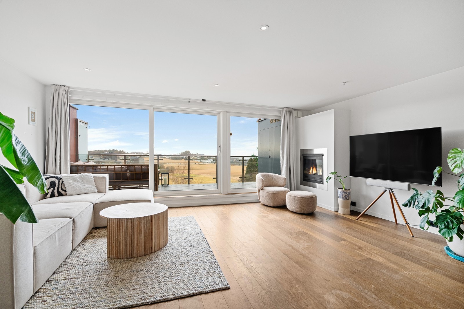 Stue med store vindusflater som gir rikelig med naturlig lys og en luftig romfølelse. Utsikten er et blikkfang du ikke kan unngå å legge merke til. Galleribilde