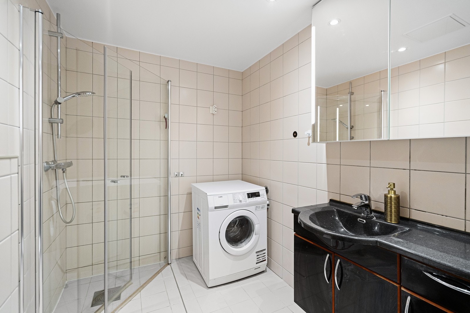 På badet er det opplegg for vaskemaskin, slik at du enkelt kan ha egen vaskeløsning i leiligheten. Galleribilde