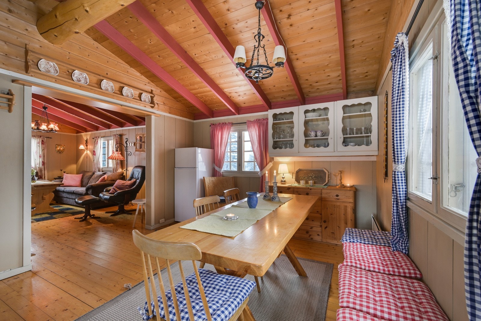 En fin plass med rom for hele familien rundt spisebordet Galleribilde