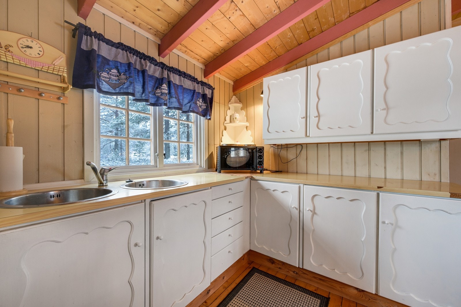 Solid innredning med mye skapplass Galleribilde