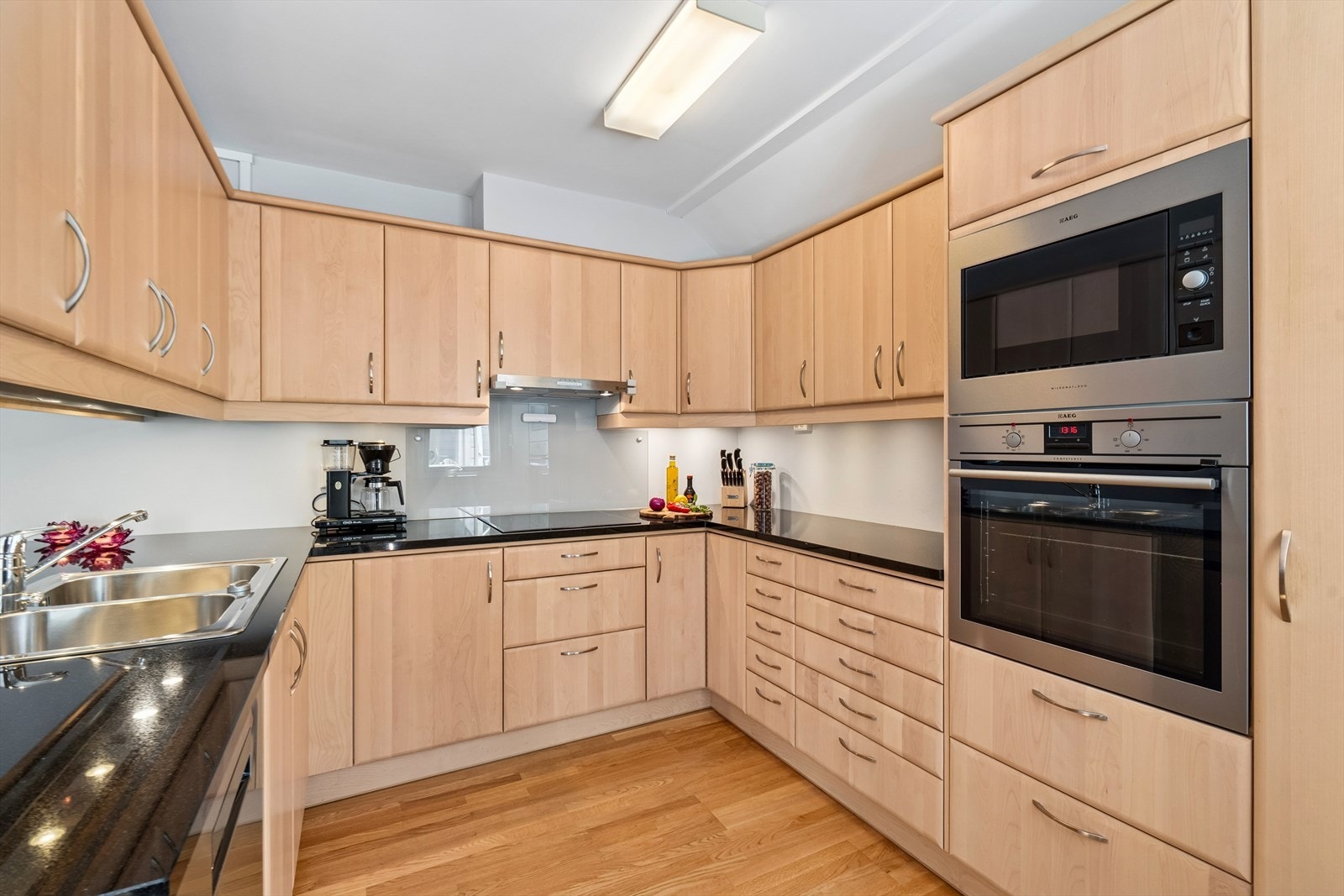 Fint og velutstyrt kjøkken med glatte fronter. God skap- og benkeplass. Galleribilde