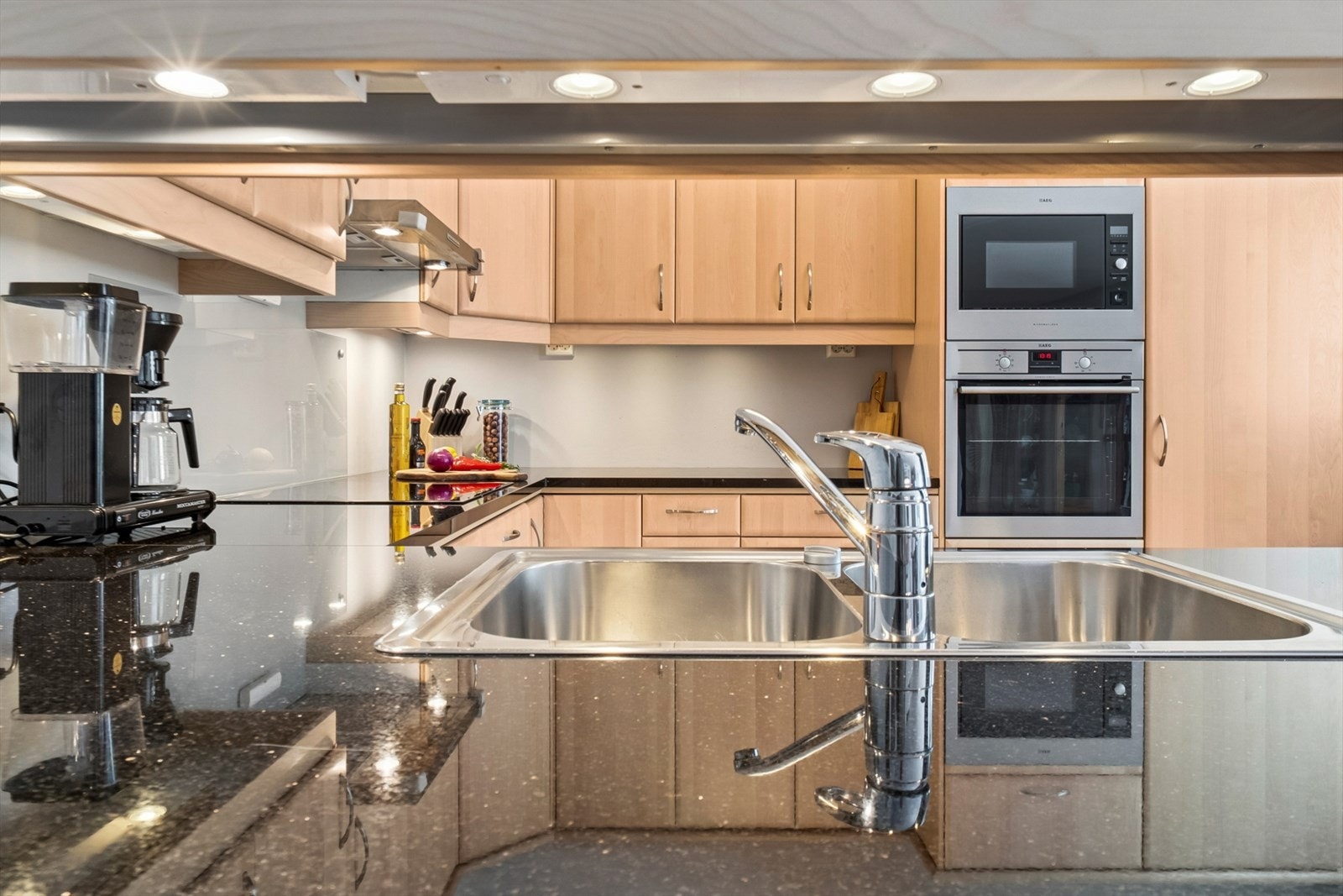 Kjøkkenet er innredet slik at matlagingen forenes med sosialt samvær. Galleribilde