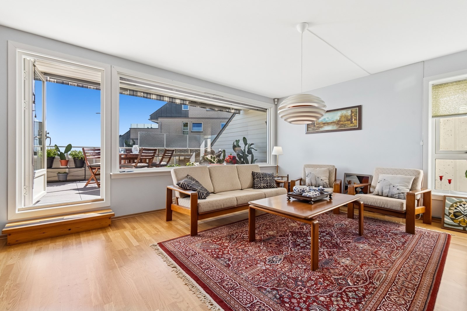 Lys og romslig stue med store vindusflater som gir godt med lysinnslipp. Galleribilde