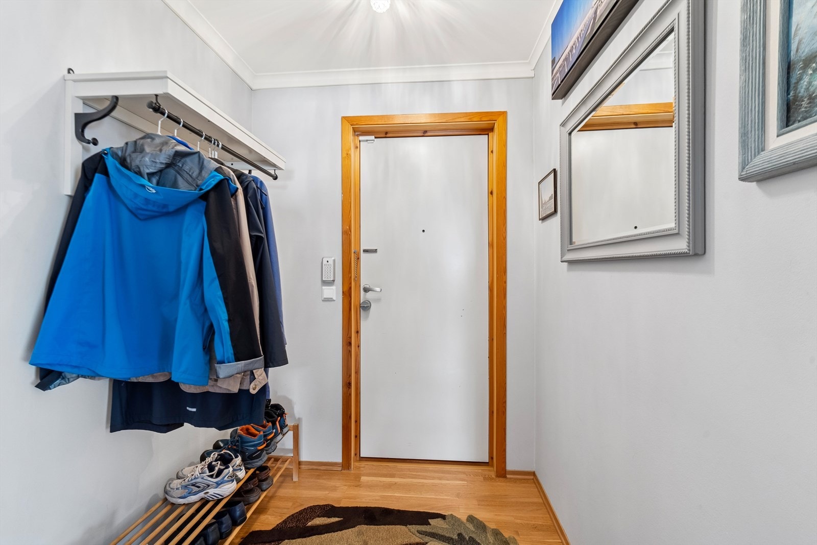 Trivelig vindfang og luftig gang som ønsker deg velkommen inn, god plass til å henge fra seg ytterklær! Porttelefon. Galleribilde