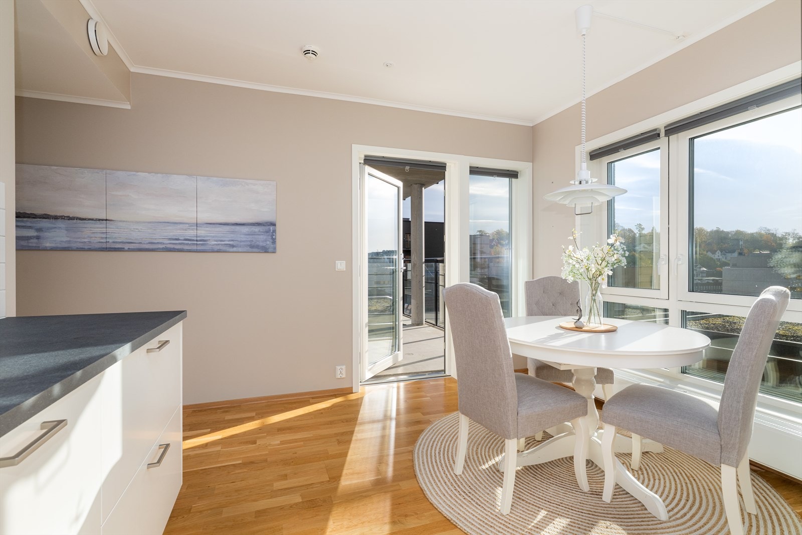 Fra kjøkkenet er det utgang til en av boligens to balkonger. Galleribilde