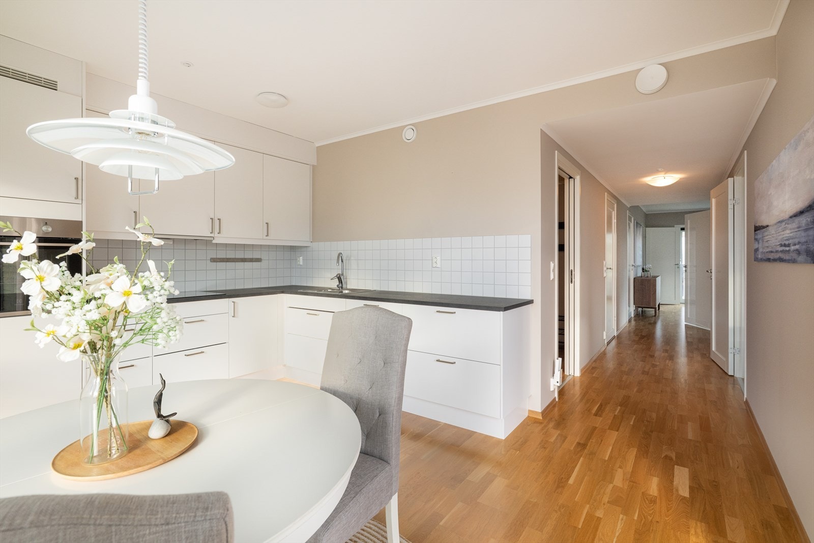 Boligen er utstyrt med balansert ventilasjon, radiatorer med vannbåren varme via fjernvarme og felles oppvarming for vann i borettslaget. Galleribilde