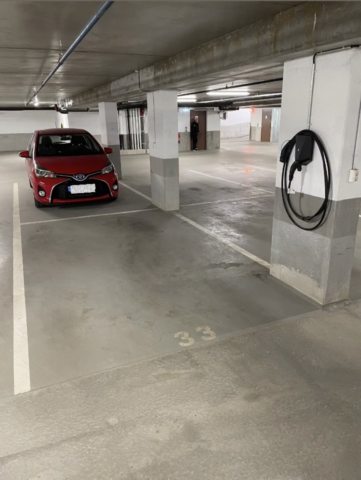 Leiligheten disponerer biloppstillingsplass nummer 33 i felles parkeringskjeller. Plassen, som ligger i hjørnet, gir ekstra romslighet, og er utstyrt med en 11 kW elbillader for enkel lading. Galleribilde